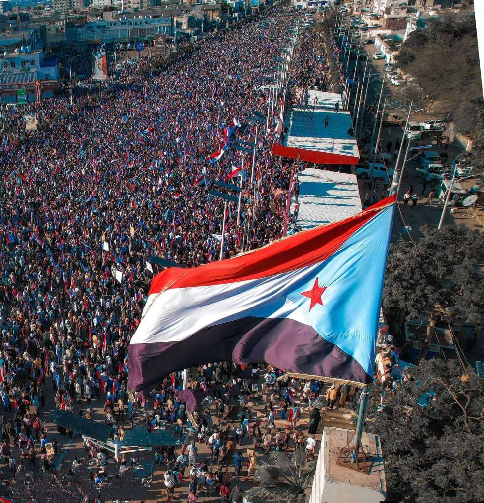 استجابة لدعوة الرئيس الزُبيدي .. أبناء الجنوب يحتشدون بالعاصمة عدن في مليونية تأييد الإعلان الدستوري "بيان'