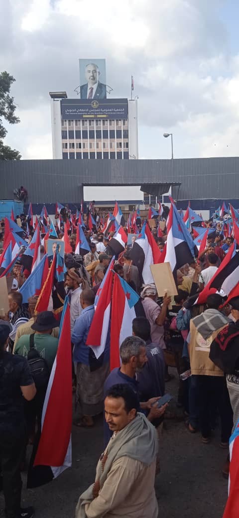 أبناء الجنوب بتفذون مسيرة جماهيرية ووقفة احتجاجية دفاعًا عن مؤسسات الجنوب السياسية(بيان الوقفة الاحتجاجية) 2 أبناء الجنوب بتفذون مسيرة جماهيرية ووقفة احتجاجية دفاعًا عن مؤسسات الجنوب السياسية(بيان الوقفة الاحتجاجية)