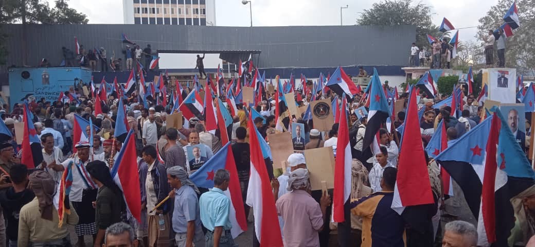أبناء الجنوب بتفذون مسيرة جماهيرية ووقفة احتجاجية دفاعًا عن مؤسسات الجنوب السياسية(بيان الوقفة الاحتجاجية) 1 أبناء الجنوب بتفذون مسيرة جماهيرية ووقفة احتجاجية دفاعًا عن مؤسسات الجنوب السياسية(بيان الوقفة الاحتجاجية)