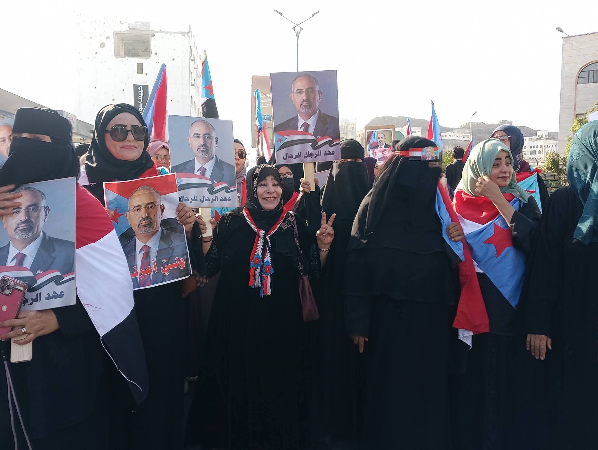 مسيرة حاشدة في العاصمة عدن تؤكد التفويض للرئيس الزُبيدي وتندد بالقمع في حضرموت وشبوة