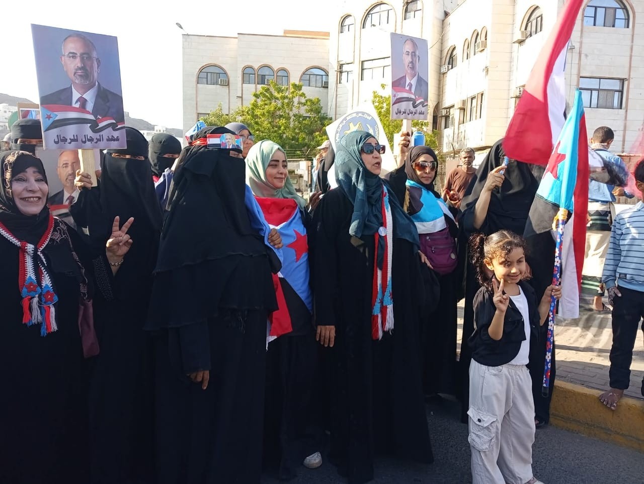 مسيرة حاشدة في العاصمة عدن تؤكد التفويض للرئيس الزُبيدي وتندد بالقمع في حضرموت وشبوة