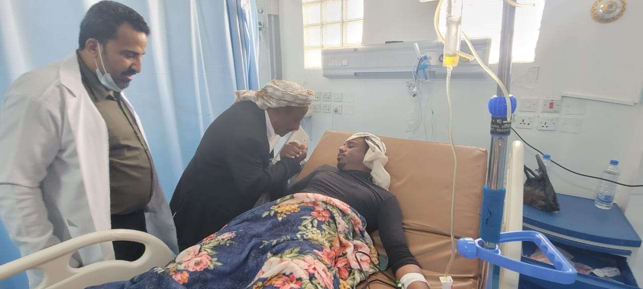 رئيس تنفيذية انتقالي شبوة يطمئن على جرحى التظاهرة السلمية في عتق