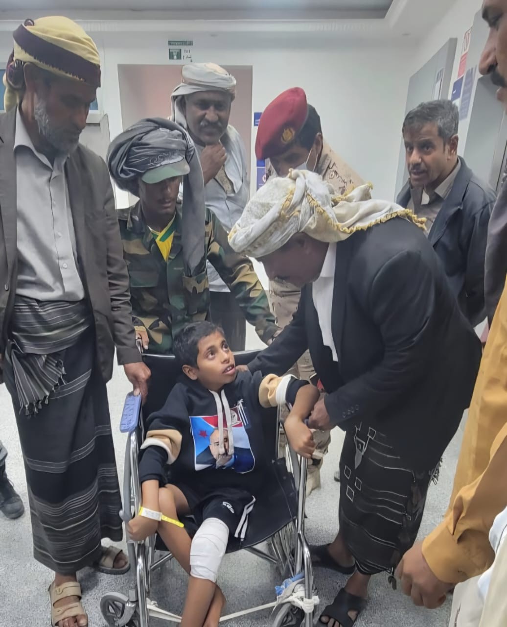 رئيس تنفيذية انتقالي شبوة يطمئن على جرحى التظاهرة السلمية في عتق