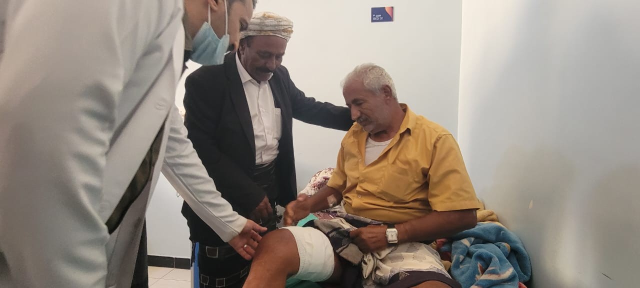 رئيس تنفيذية انتقالي شبوة يطمئن على جرحى التظاهرة السلمية في عتق