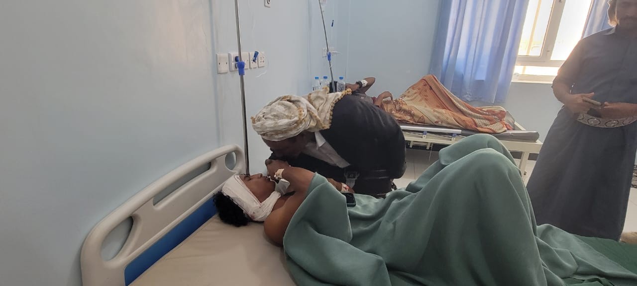 رئيس تنفيذية انتقالي شبوة يطمئن على جرحى التظاهرة السلمية في عتق