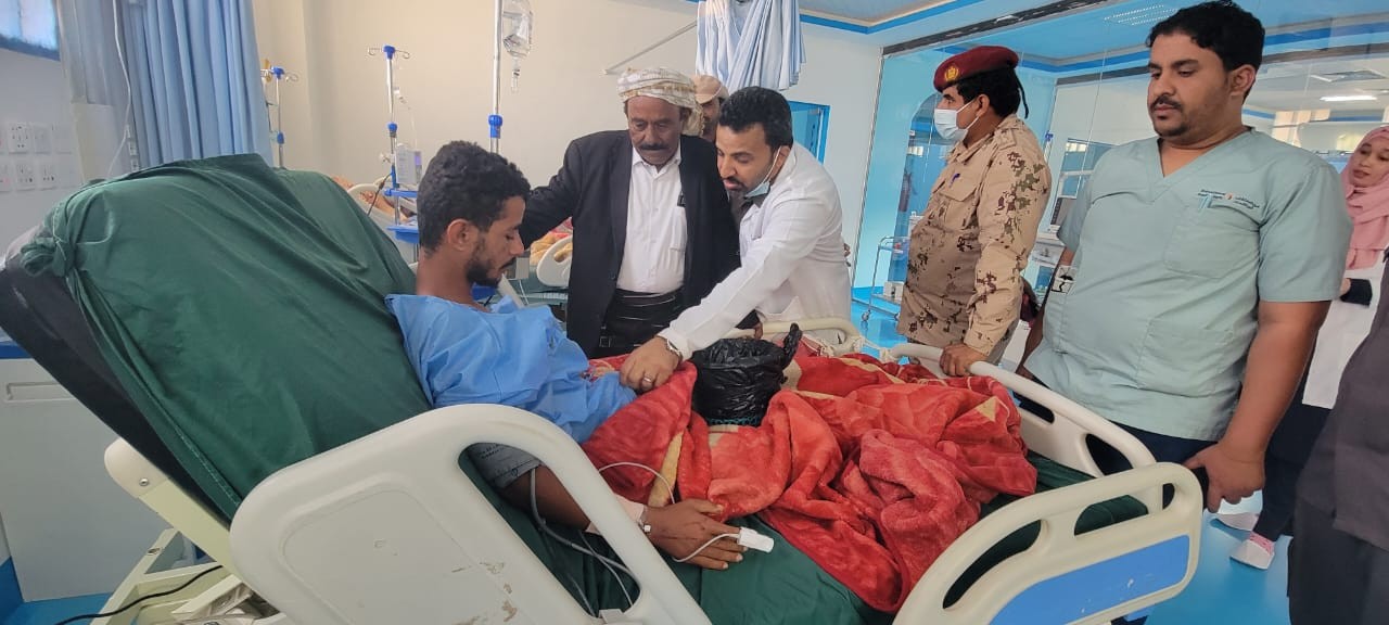 رئيس تنفيذية انتقالي شبوة يطمئن على جرحى التظاهرة السلمية في عتق