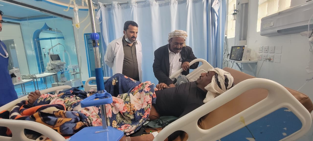 رئيس تنفيذية انتقالي شبوة يطمئن على جرحى التظاهرة السلمية في عتق