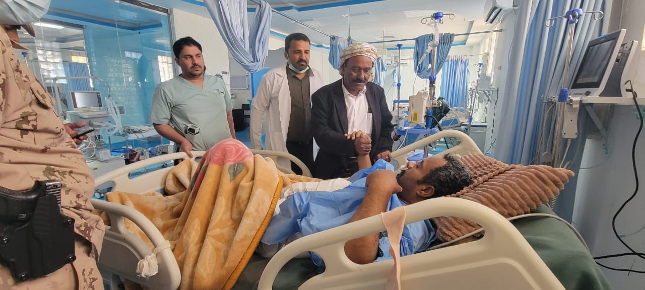 رئيس تنفيذية انتقالي شبوة يطمئن على جرحى التظاهرة السلمية في عتق