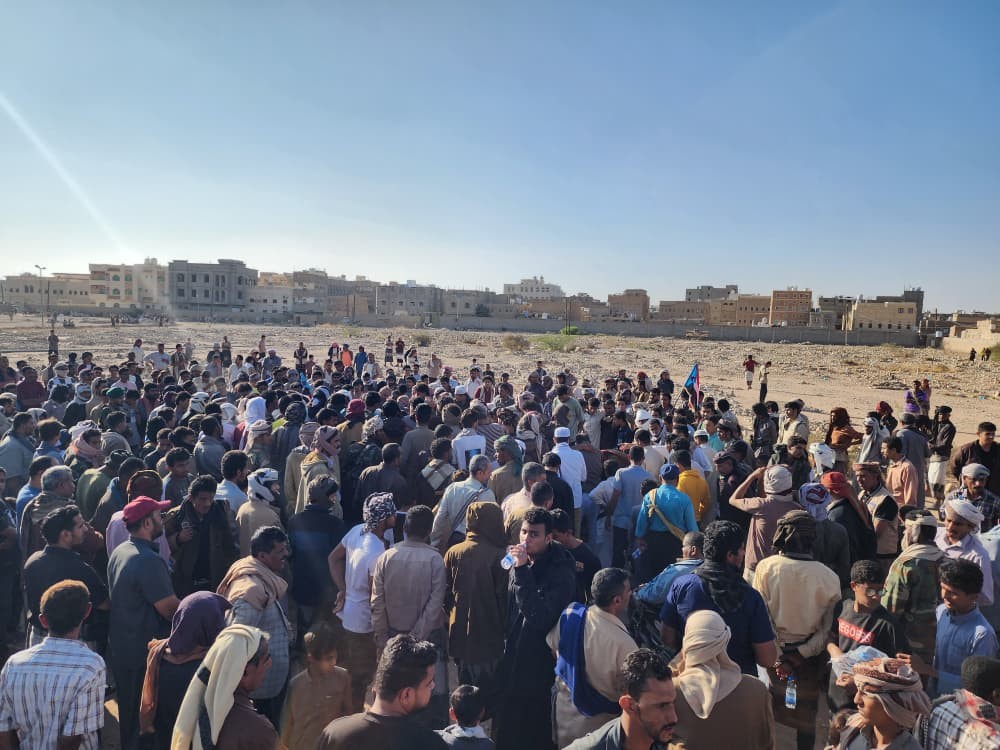 رئيس تنفيذية انتقالي شبوة يتقدم جموع مشيعي جثمان الشهيد خبازي