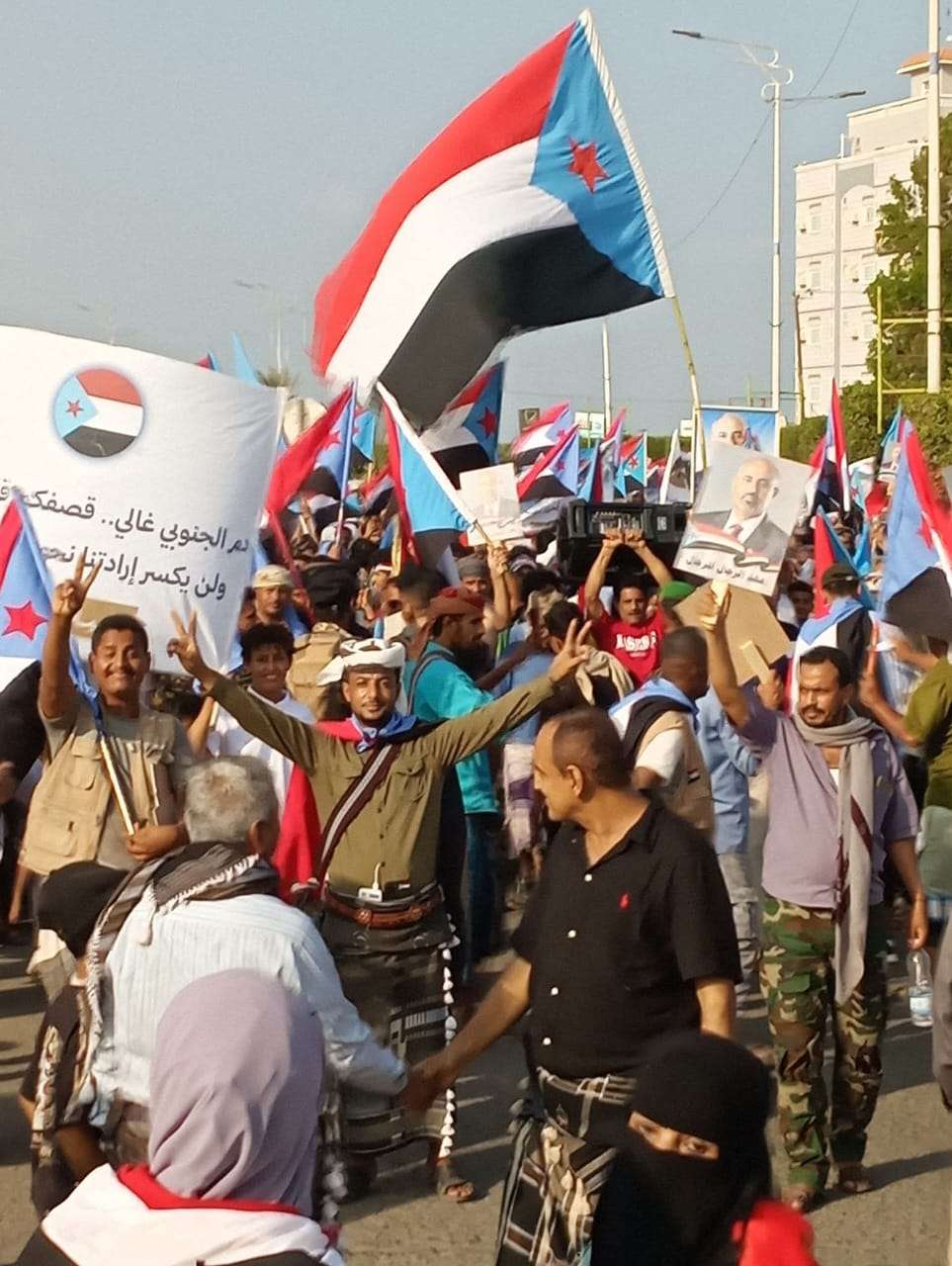 أبناء العاصمة عدن يواصلون التصعيد الثوري لليوم الثالث بمسيرة جماهيرية حاشدة في البريقة