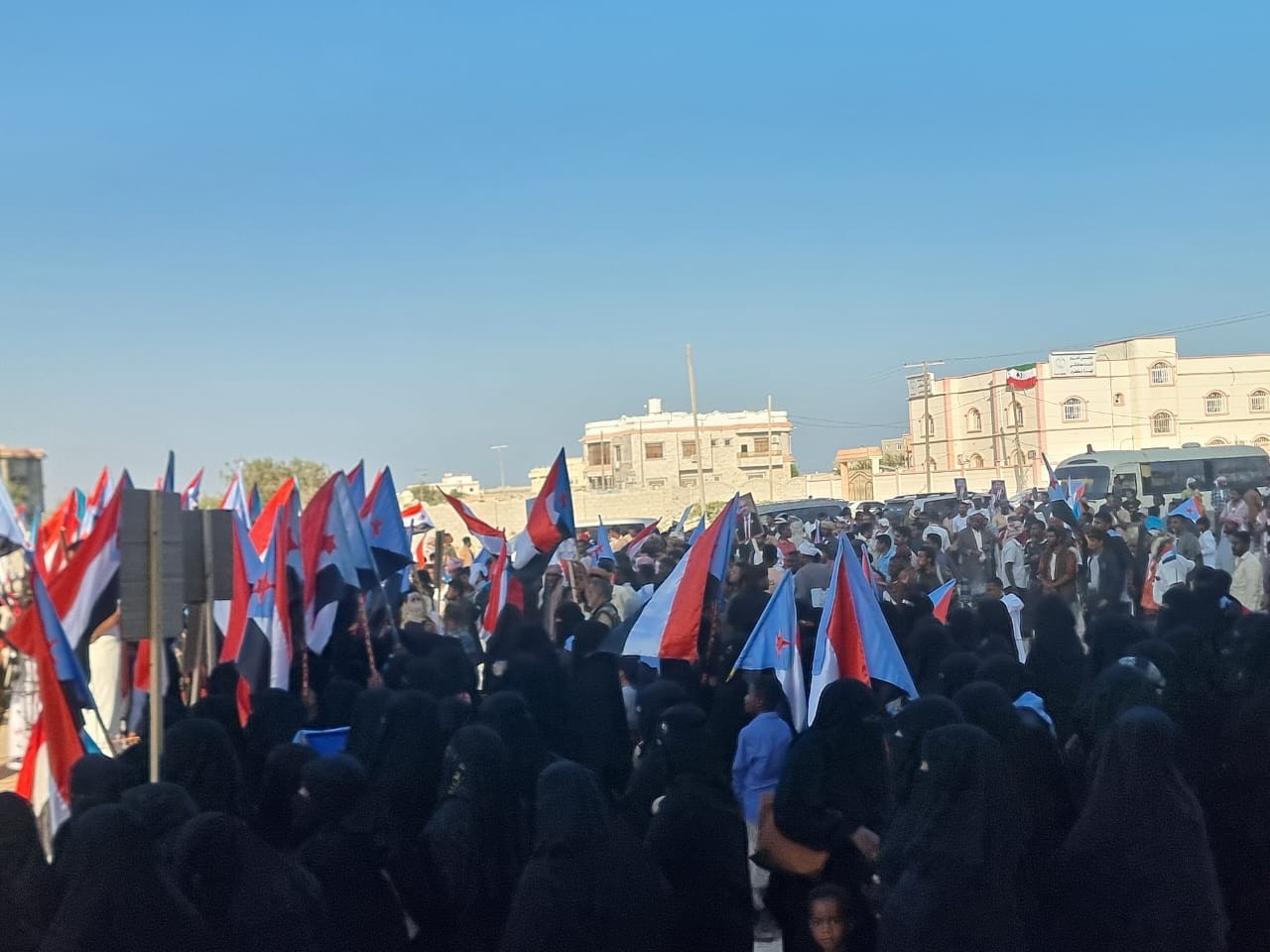 المهرة تشهد حشد جماهيري يجدد التفويض للمجلس الانتقالي الجنوبي(بيان)