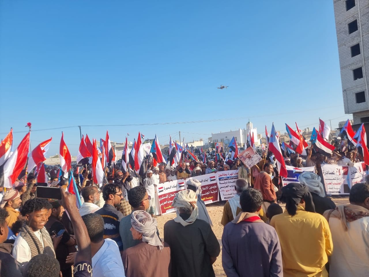 المهرة تشهد حشد جماهيري يجدد التفويض للمجلس الانتقالي الجنوبي(بيان)