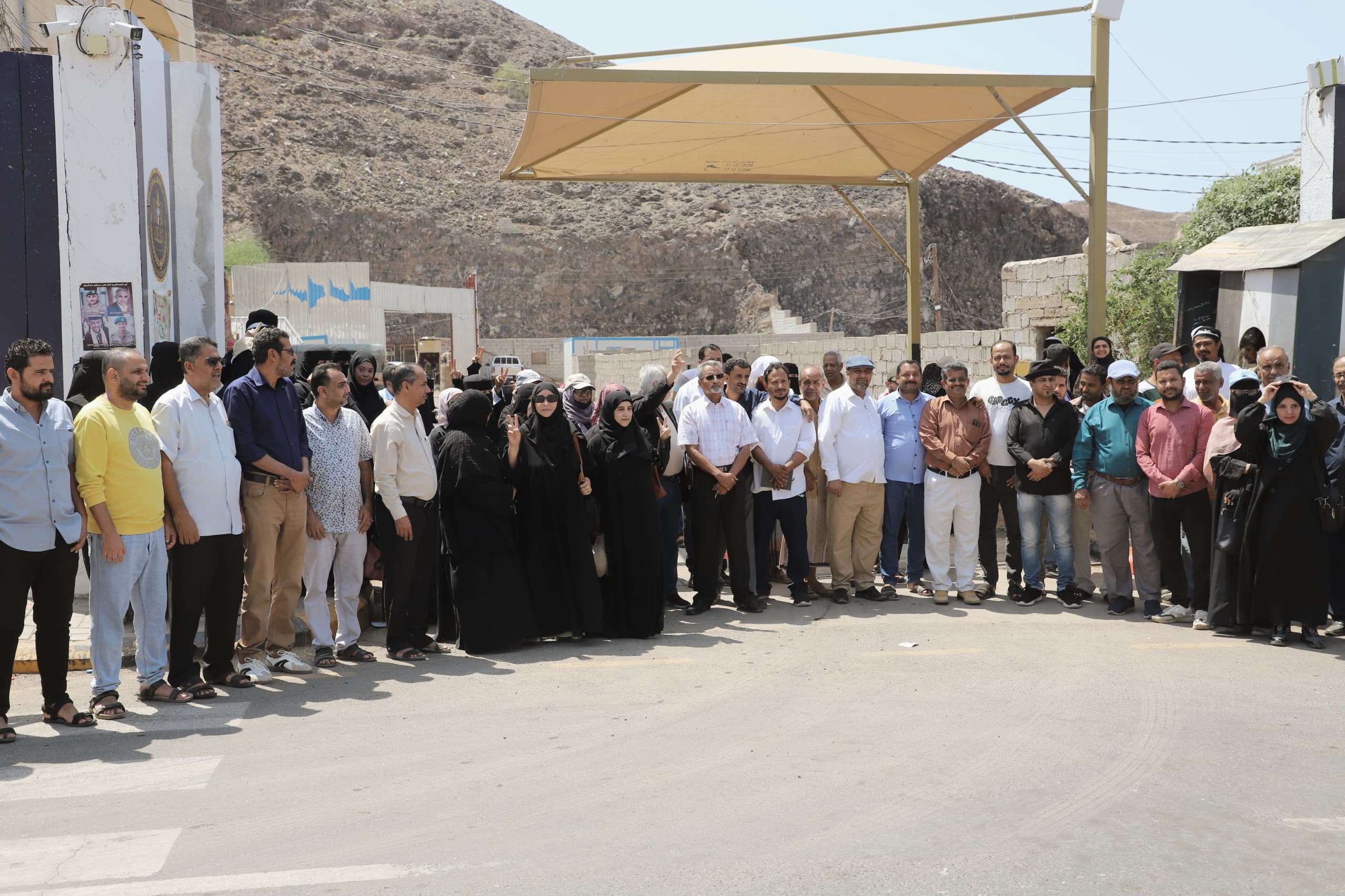 لليوم الخامس على التوالي.. كادر الأمانة العامة ينفذ وقفته المنددة بإغلاق مؤسسات شعب الجنوب السياسية