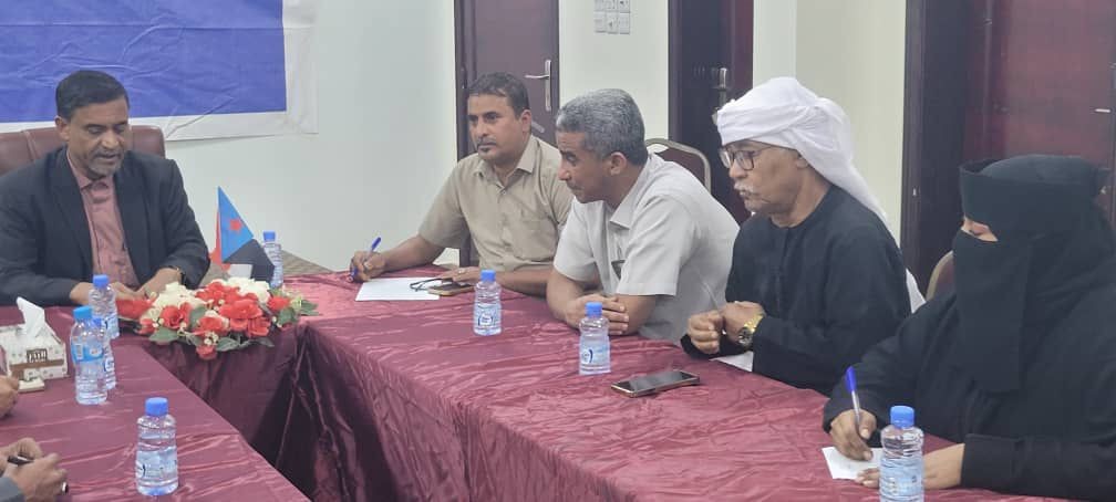 تنفيذية انتقالي وادي وصحراء حضرموت تعقد اجتماعها الدوري وتدين إغلاق مقرات المجلس في العاصمة عدن