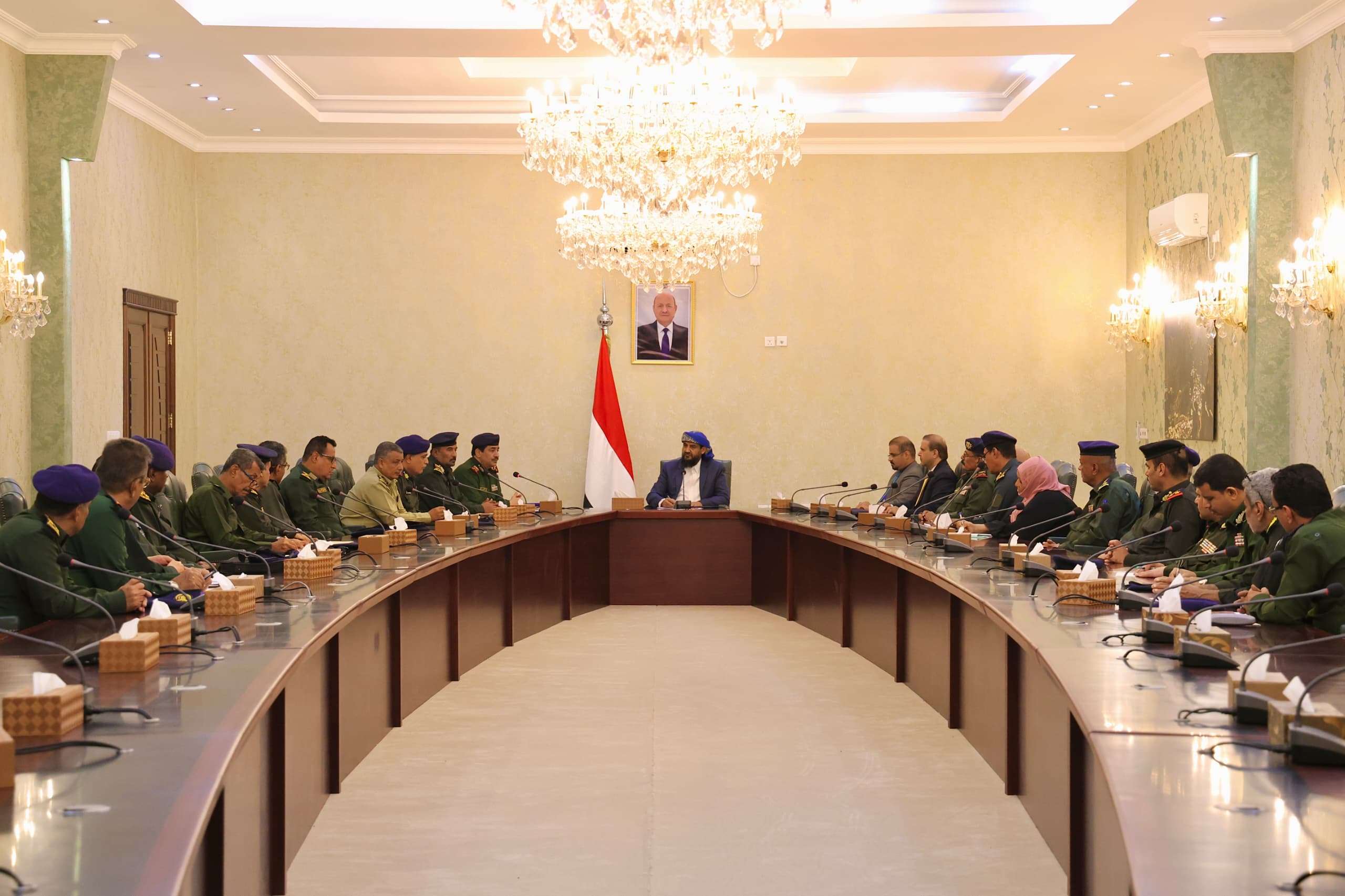 المحرّمي يعقد اجتماعاً موسعاً بقيادة وزارة الداخلية ورؤساء المصالح