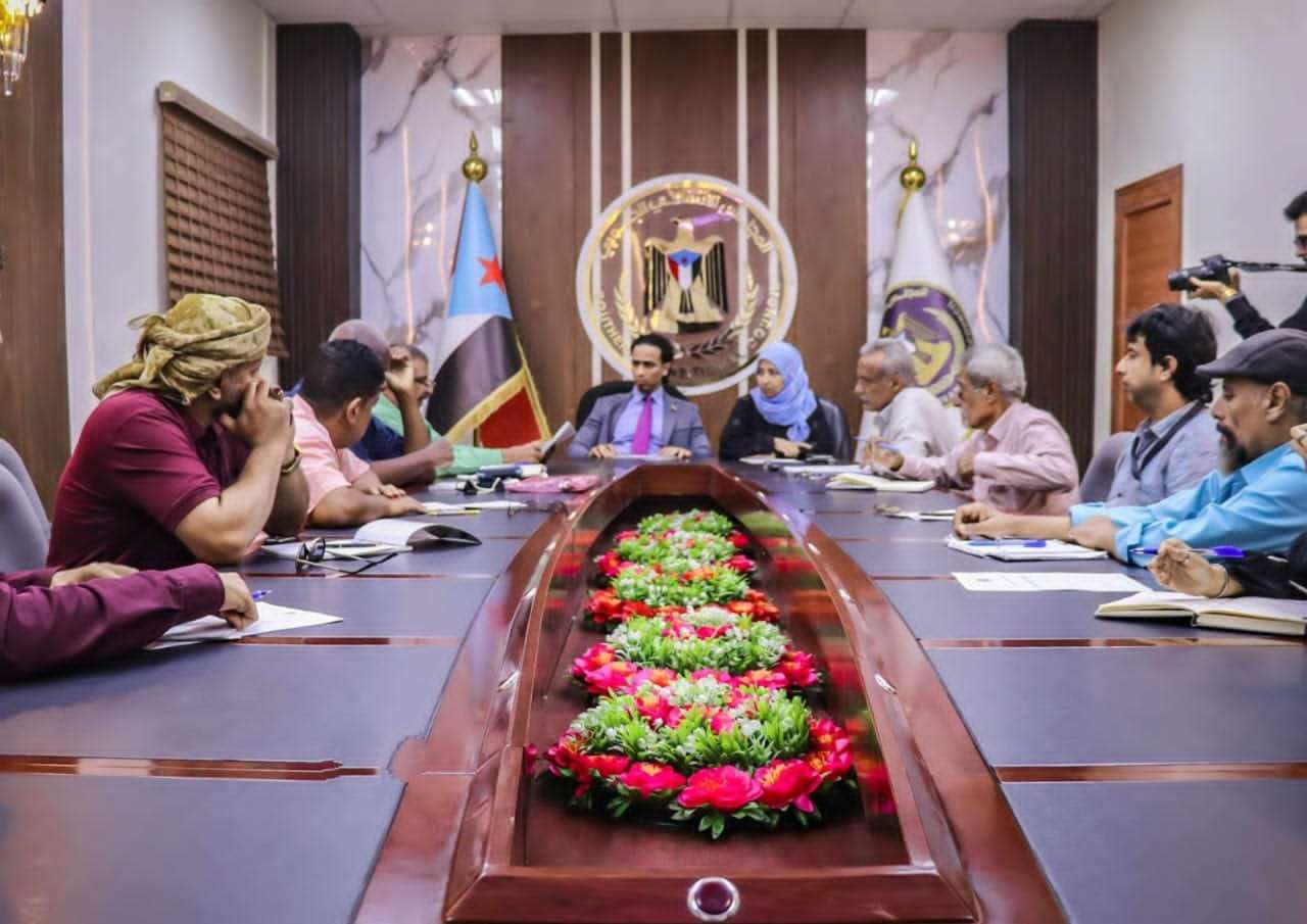 انتقالي العاصمة عدن يعقد اجتماعاً برؤساء الهيئات التنفيذية بالمديريات