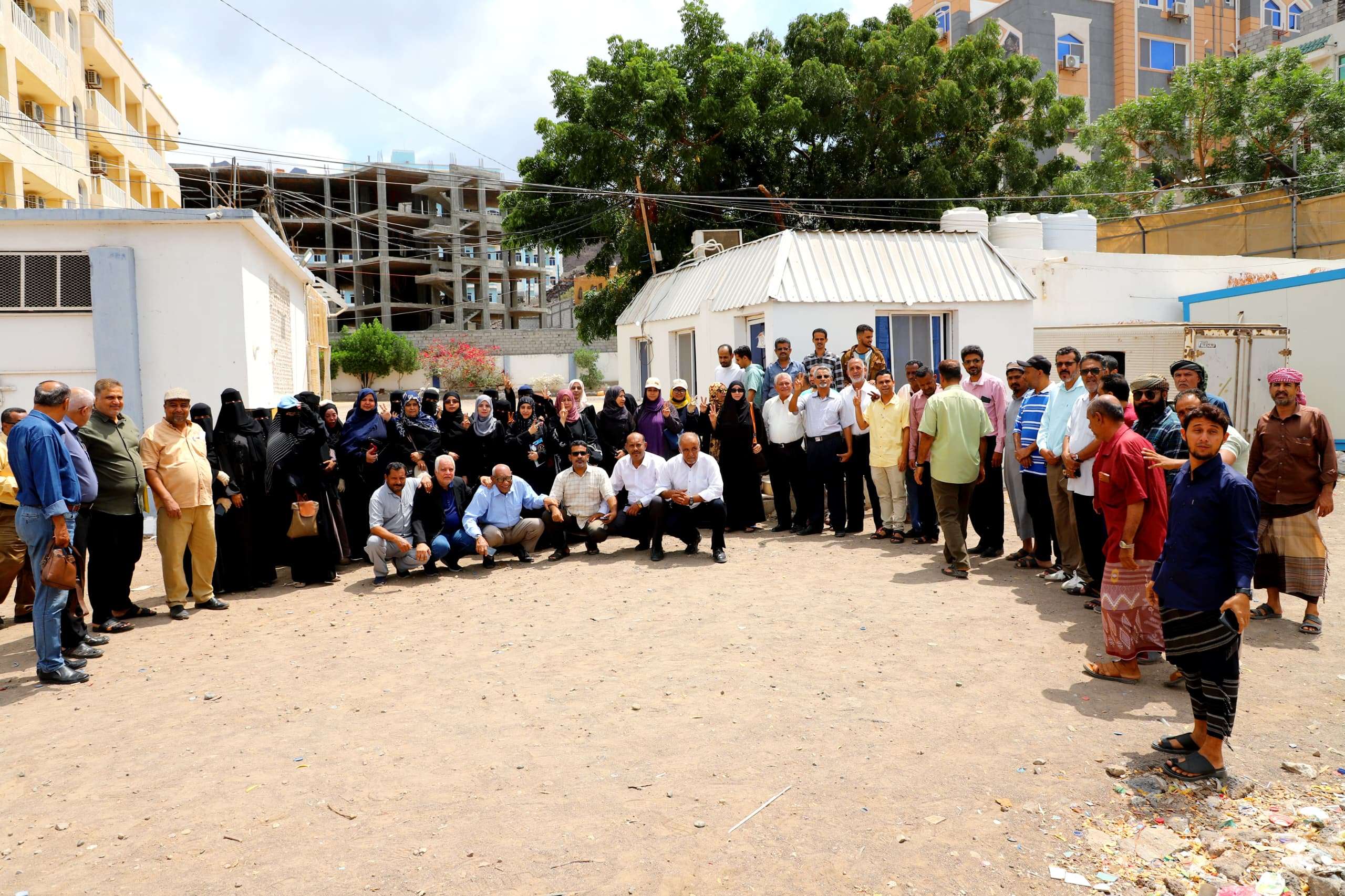 تأكيدا على مبدأ الثبات وللأسبوع الثاني.. كادر الأمانة العامة يواصل وقفته وحضوره أمام مقر عملهم