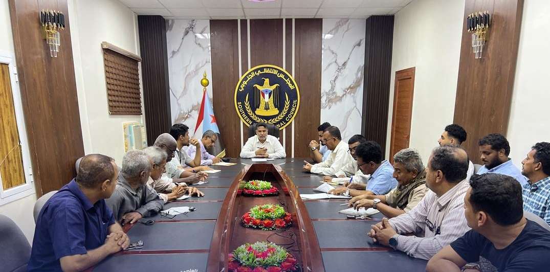 تنفيذية انتقالي العاصمة عدن تعقد اجتماعها الدوري وتؤكد تماسك العمل الإداري والتنظيمي وصمود أعضائها أمام التحديات