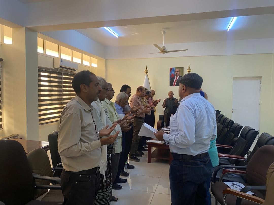 مجلس المستشارين يعقد اجتماعه ويُدين عملية القمع وإطلاق النار على المتظاهرين السلميين بالمكلا