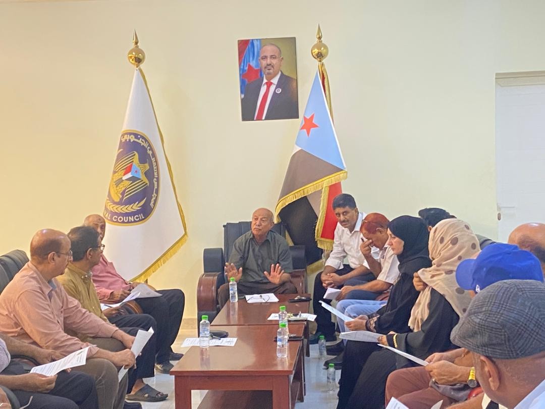 مجلس المستشارين يعقد اجتماعه ويُدين عملية القمع وإطلاق النار على المتظاهرين السلميين بالمكلا