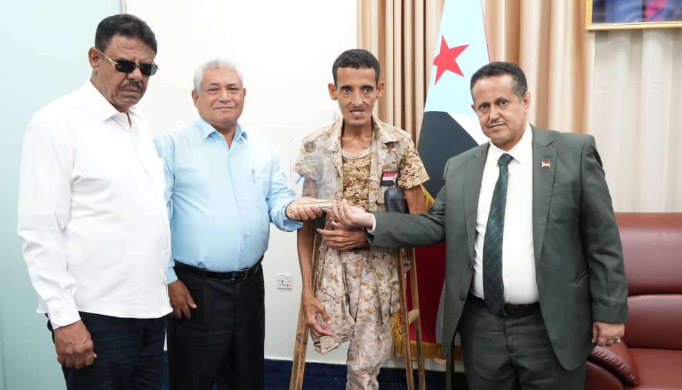 بتوجيهات الرئيس الزُبيدي… الحالمي يكرّم البطل الجريح علوي عبدالله بدرع الصمود