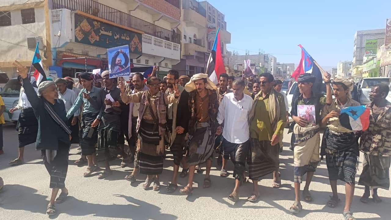 تلبية لدعوة المجلس الانتقالي.. مسيرة حاشدة في شبوة تضامناً مع أبناء حضرموت