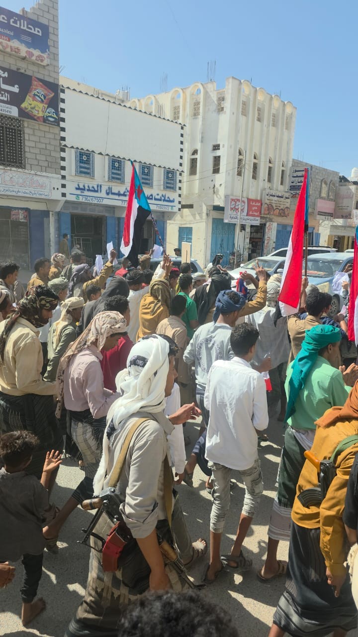 تلبية لدعوة المجلس الانتقالي.. مسيرة حاشدة في شبوة تضامناً مع أبناء حضرموت 1 تلبية لدعوة المجلس الانتقالي.. مسيرة حاشدة في شبوة تضامناً مع أبناء حضرموت