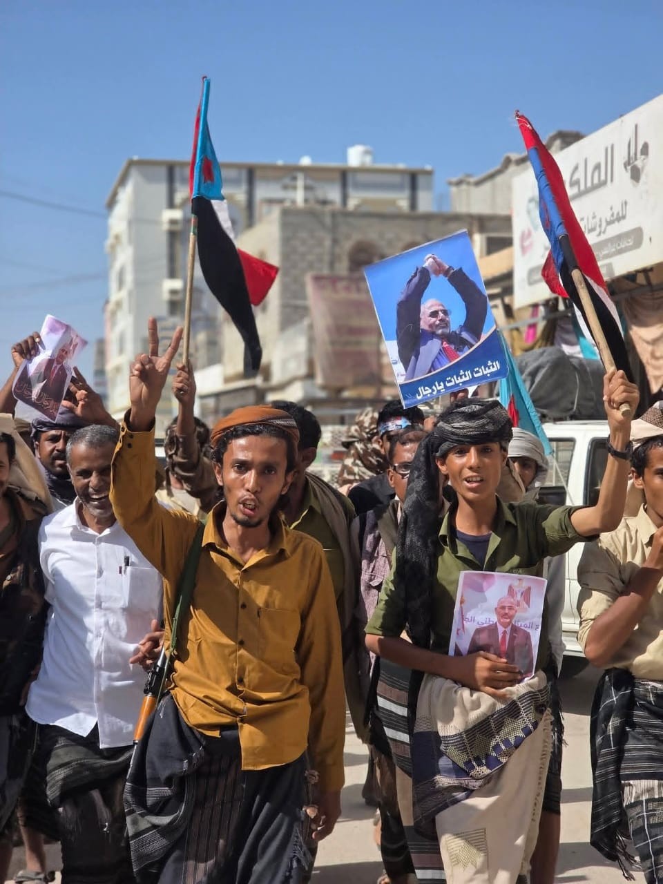 تلبية لدعوة المجلس الانتقالي.. مسيرة حاشدة في شبوة تضامناً مع أبناء حضرموت 3 تلبية لدعوة المجلس الانتقالي.. مسيرة حاشدة في شبوة تضامناً مع أبناء حضرموت