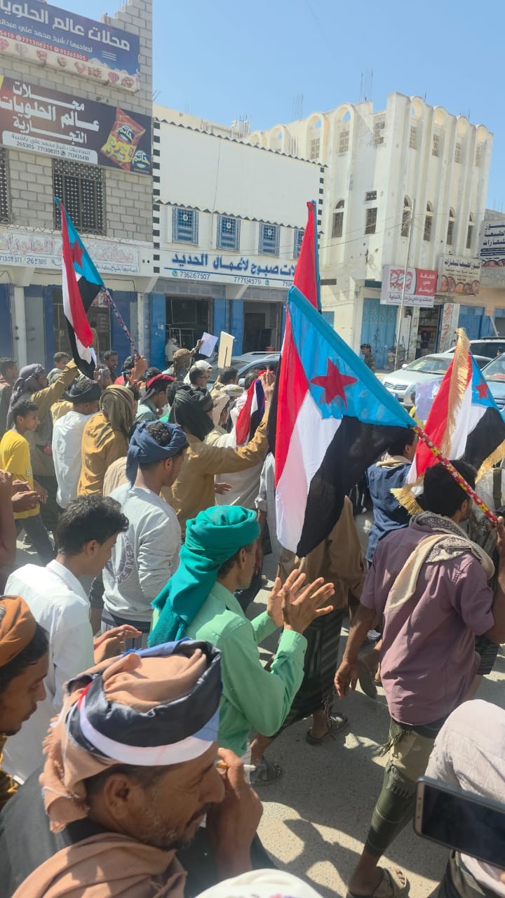 تلبية لدعوة المجلس الانتقالي.. مسيرة حاشدة في شبوة تضامناً مع أبناء حضرموت 4 تلبية لدعوة المجلس الانتقالي.. مسيرة حاشدة في شبوة تضامناً مع أبناء حضرموت