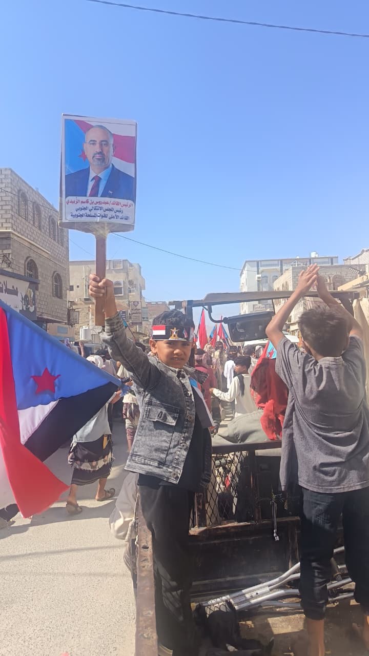 تلبية لدعوة المجلس الانتقالي.. مسيرة حاشدة في شبوة تضامناً مع أبناء حضرموت 6 تلبية لدعوة المجلس الانتقالي.. مسيرة حاشدة في شبوة تضامناً مع أبناء حضرموت