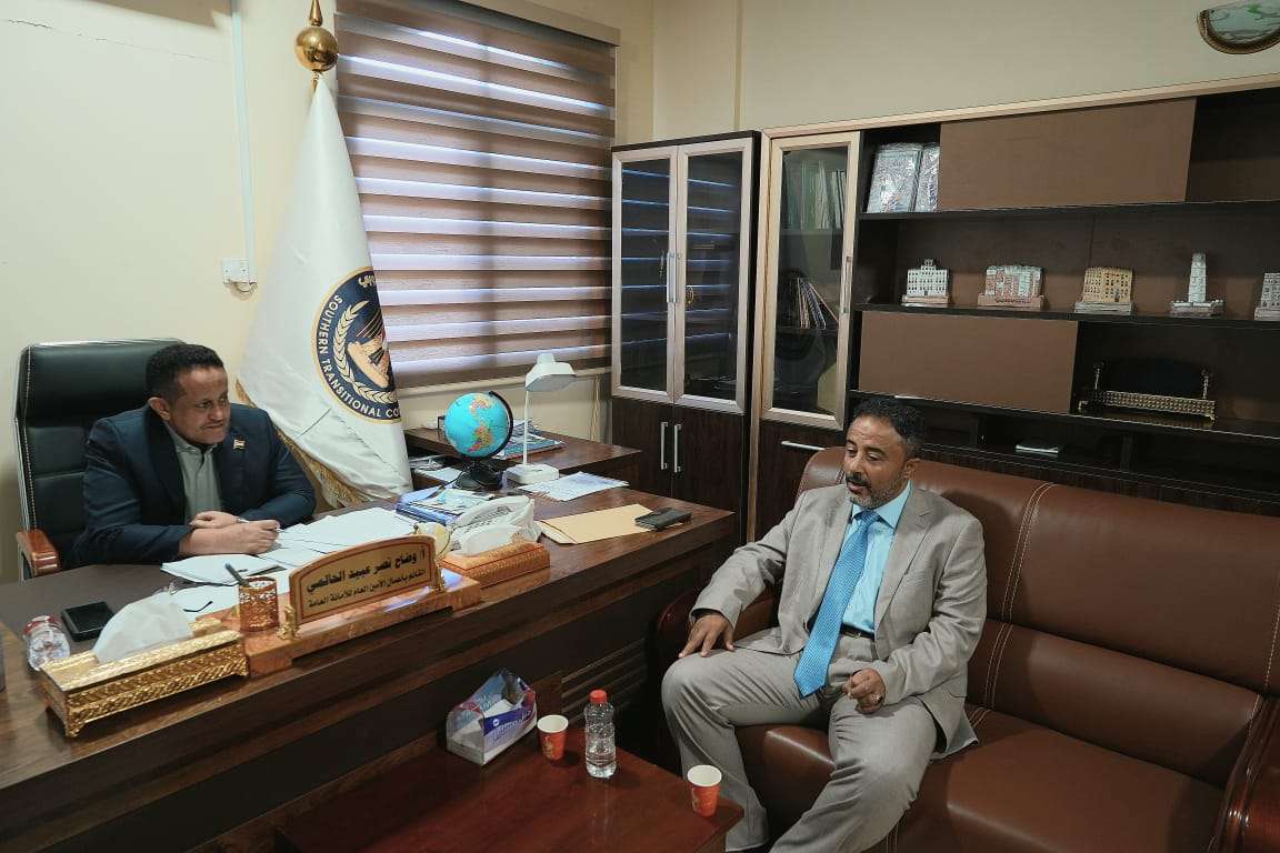 القائم بأعمال الأمين العام يطلع على سير العمل في تنفيذية انتقالي أبين والأوضاع العامة بالمحافظة