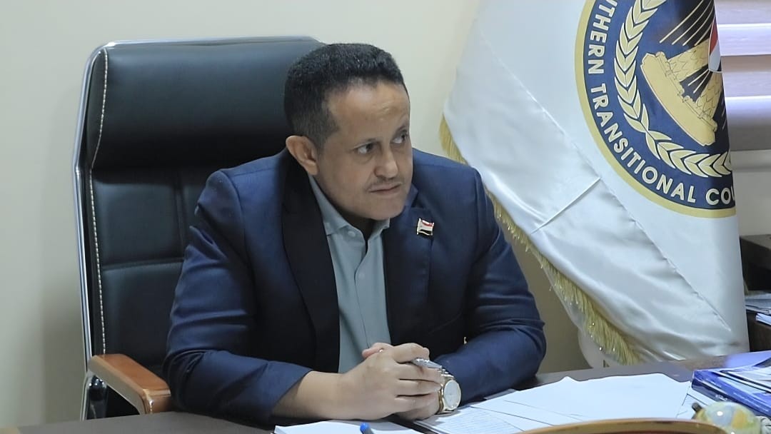 القائم بأعمال الأمين العام يطلع على سير العمل في تنفيذية انتقالي أبين والأوضاع العامة بالمحافظة