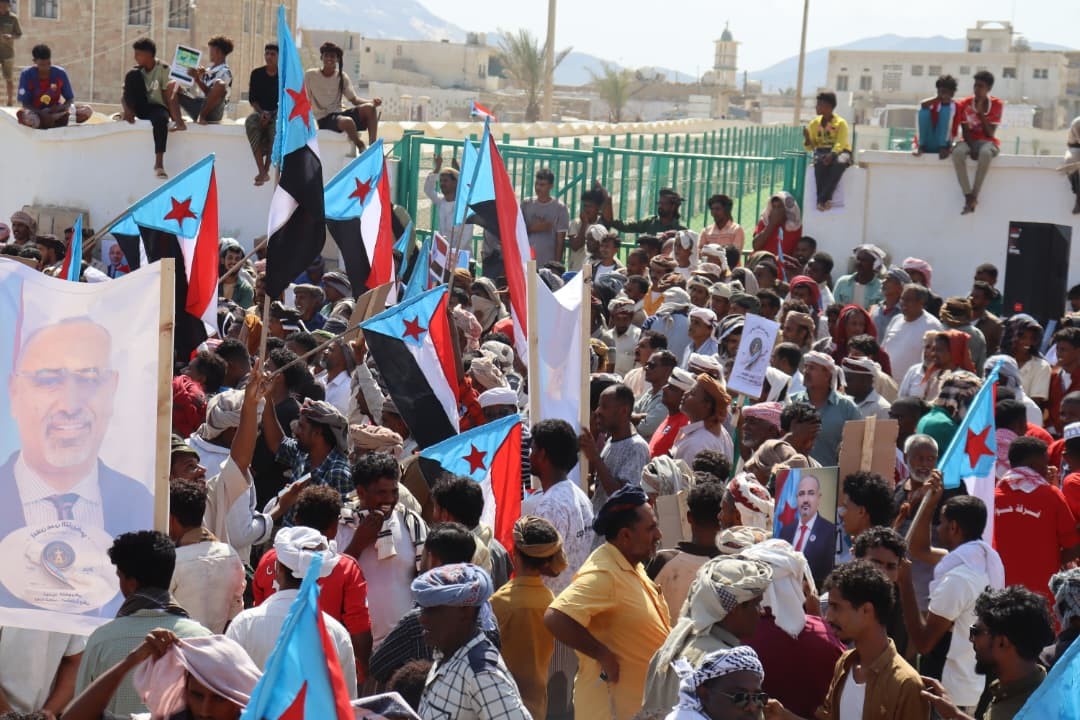سقطرى تحيي الذكرى التاسعة لإعلان عدن بفعالية جماهيرية حاشدة لتجديد التفويض للرئيس الزُبيدي