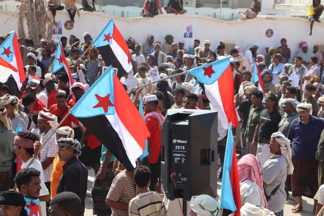 سقطرى تحيي الذكرى التاسعة لإعلان عدن بفعالية جماهيرية حاشدة لتجديد التفويض للرئيس الزُبيدي