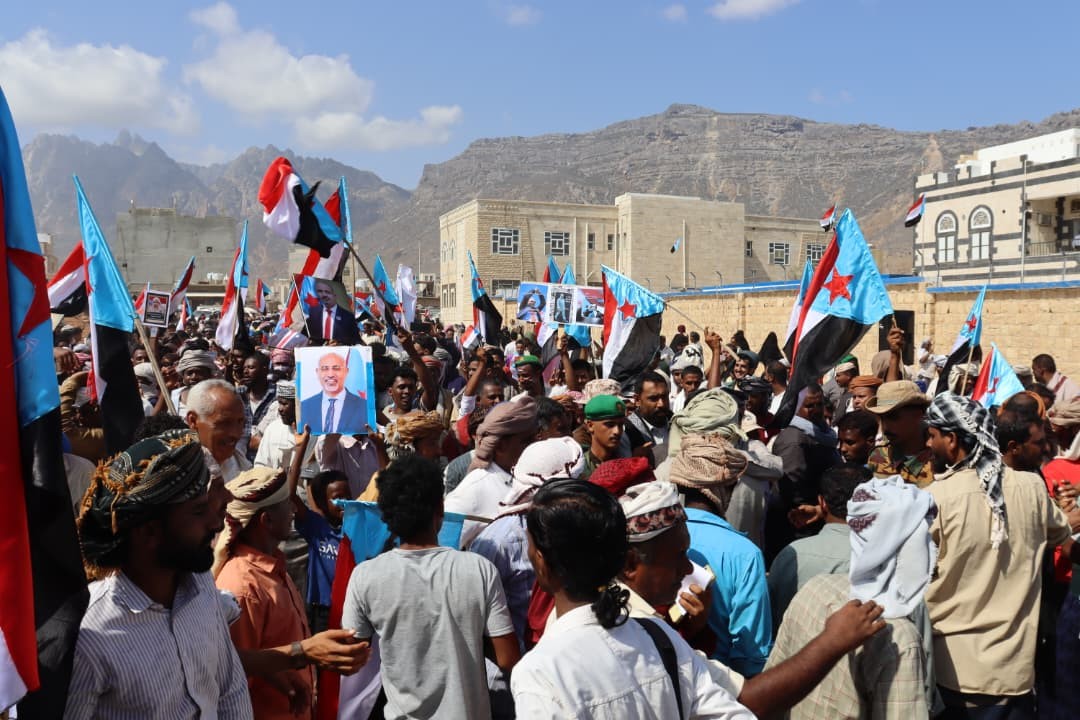 سقطرى تحيي الذكرى التاسعة لإعلان عدن بفعالية جماهيرية حاشدة لتجديد التفويض للرئيس الزُبيدي