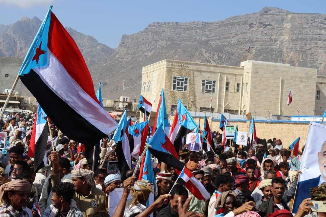 سقطرى تحيي الذكرى التاسعة لإعلان عدن بفعالية جماهيرية حاشدة لتجديد التفويض للرئيس الزُبيدي