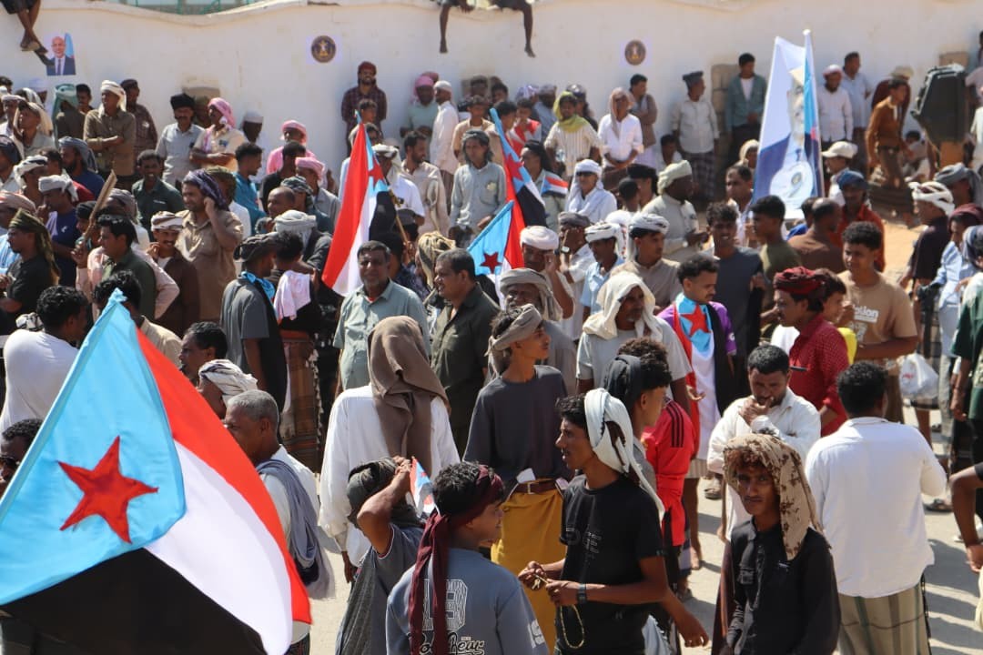 سقطرى تحيي الذكرى التاسعة لإعلان عدن بفعالية جماهيرية حاشدة لتجديد التفويض للرئيس الزُبيدي
