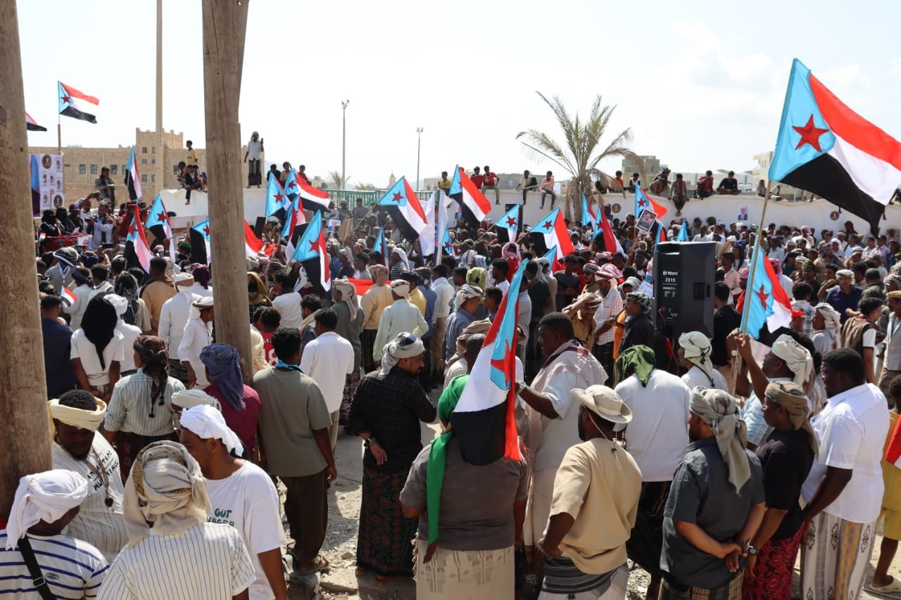 سقطرى تحيي الذكرى التاسعة لإعلان عدن بفعالية جماهيرية حاشدة لتجديد التفويض للرئيس الزُبيدي