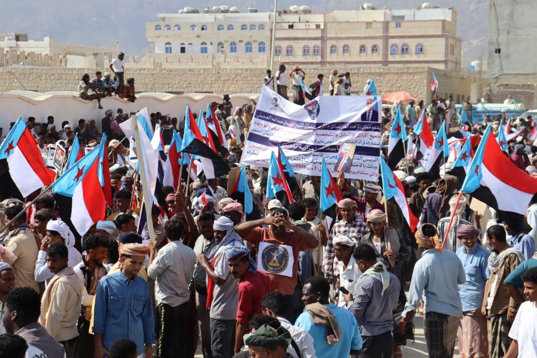 سقطرى تحيي الذكرى التاسعة لإعلان عدن بفعالية جماهيرية حاشدة لتجديد التفويض للرئيس الزُبيدي