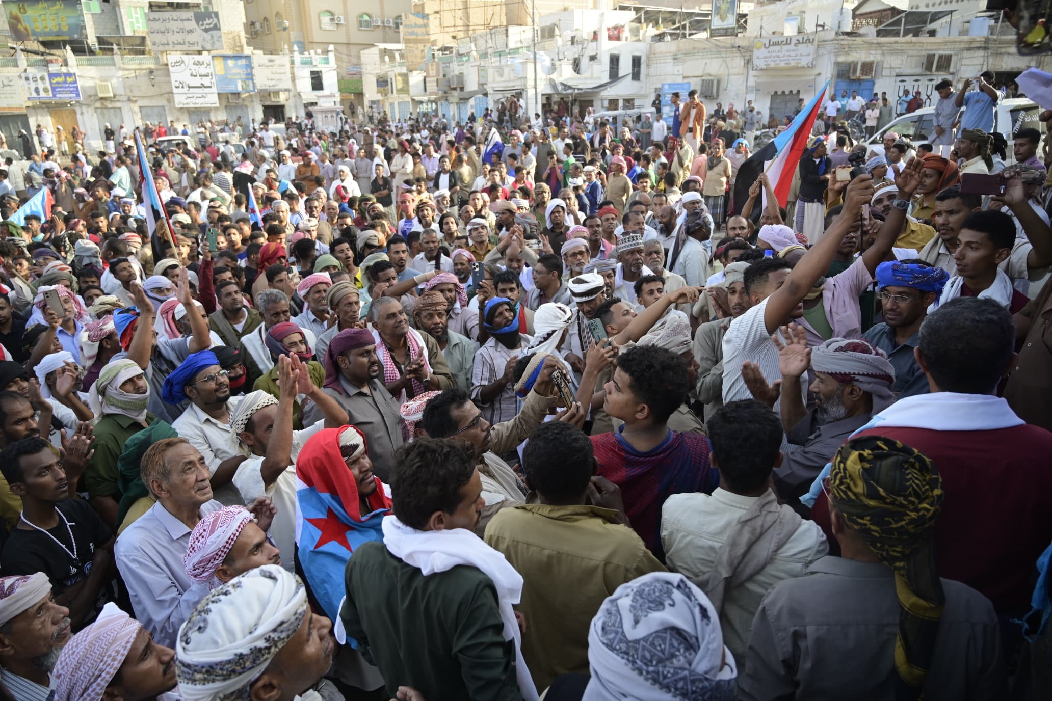 استجابة لدعوة المجلس الانتقالي.. جماهير وادي وصحراء حضرموت تحتشد في سيئون وتؤكد رفض الوصاية السعودية ومناهضة الاحتلال 2 استجابة لدعوة المجلس الانتقالي.. جماهير وادي وصحراء حضرموت تحتشد في سيئون وتؤكد رفض الوصاية السعودية ومناهضة الاحتلال