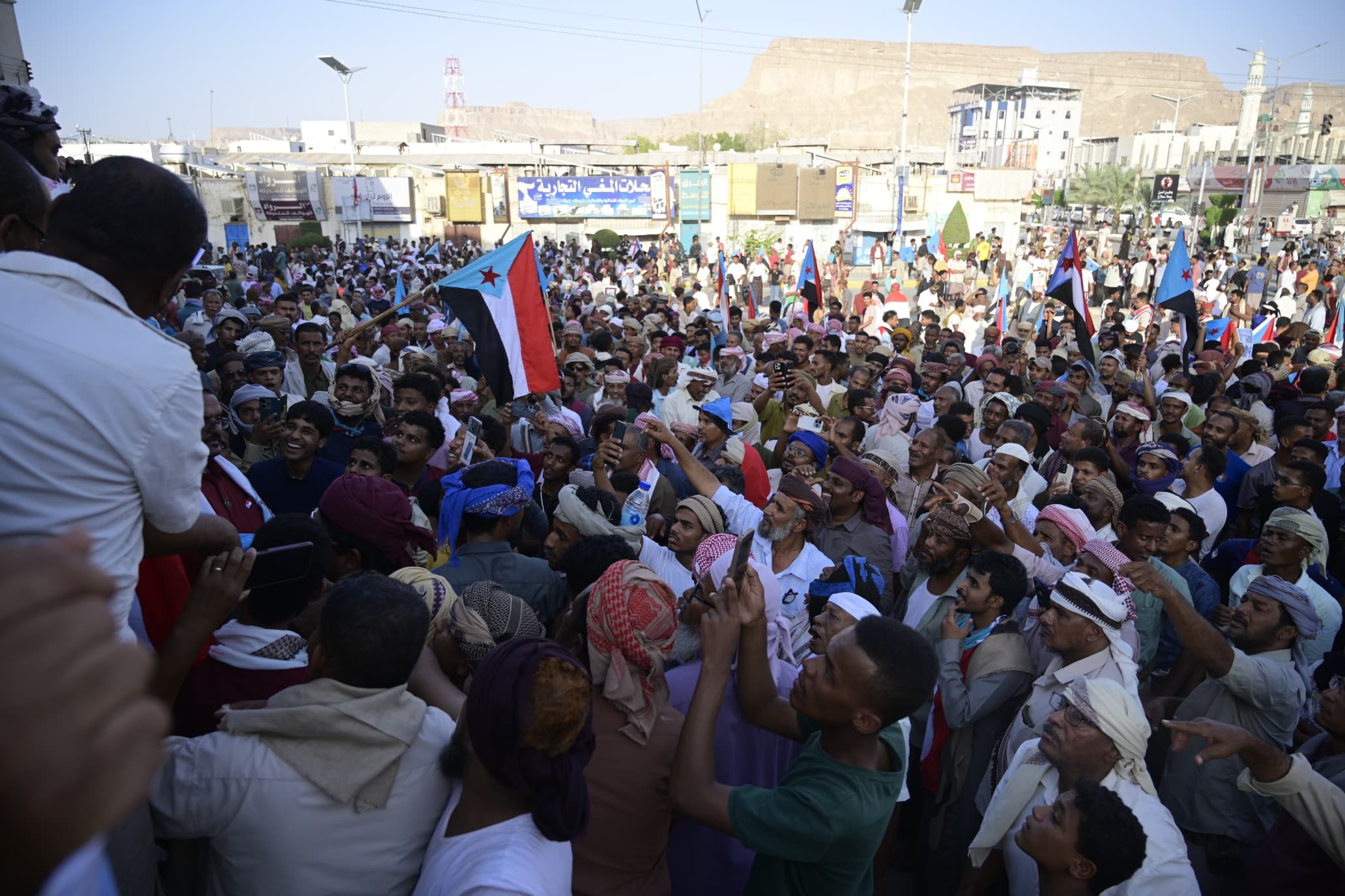 استجابة لدعوة المجلس الانتقالي.. جماهير وادي وصحراء حضرموت تحتشد في سيئون وتؤكد رفض الوصاية السعودية ومناهضة الاحتلال 5 استجابة لدعوة المجلس الانتقالي.. جماهير وادي وصحراء حضرموت تحتشد في سيئون وتؤكد رفض الوصاية السعودية ومناهضة الاحتلال
