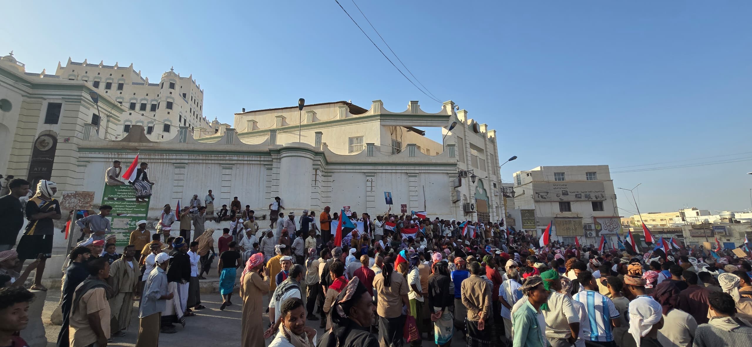 استجابة لدعوة المجلس الانتقالي.. جماهير وادي وصحراء حضرموت تحتشد في سيئون وتؤكد رفض الوصاية السعودية ومناهضة الاحتلال 8 استجابة لدعوة المجلس الانتقالي.. جماهير وادي وصحراء حضرموت تحتشد في سيئون وتؤكد رفض الوصاية السعودية ومناهضة الاحتلال