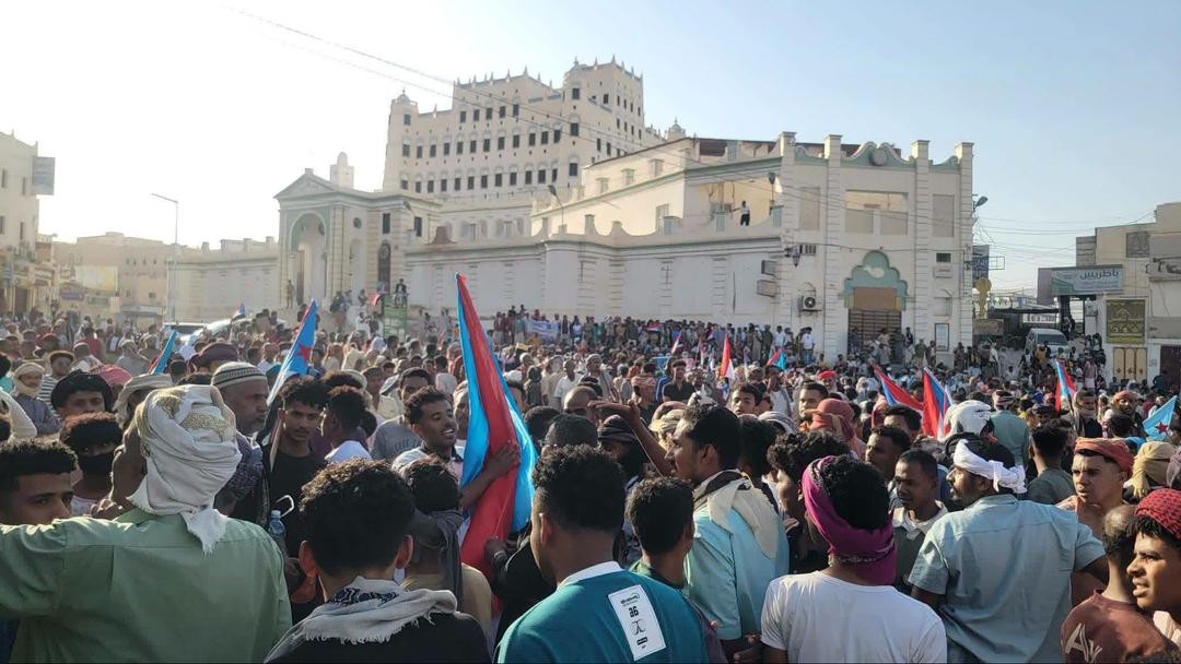 استجابة لدعوة المجلس الانتقالي.. جماهير وادي وصحراء حضرموت تحتشد في سيئون وتؤكد رفض الوصاية السعودية ومناهضة الاحتلال 9 استجابة لدعوة المجلس الانتقالي.. جماهير وادي وصحراء حضرموت تحتشد في سيئون وتؤكد رفض الوصاية السعودية ومناهضة الاحتلال