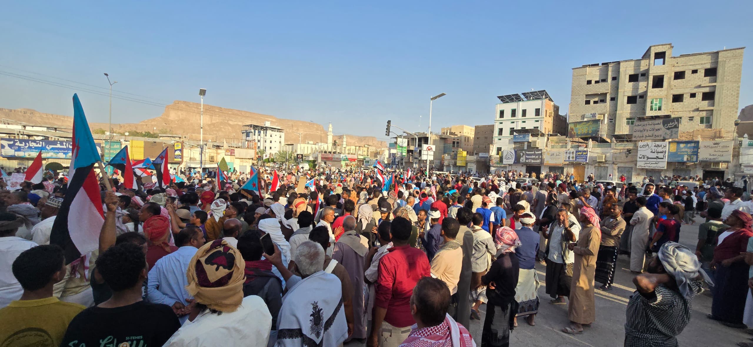 استجابة لدعوة المجلس الانتقالي.. جماهير وادي وصحراء حضرموت تحتشد في سيئون وتؤكد رفض الوصاية السعودية ومناهضة الاحتلال 11 استجابة لدعوة المجلس الانتقالي.. جماهير وادي وصحراء حضرموت تحتشد في سيئون وتؤكد رفض الوصاية السعودية ومناهضة الاحتلال