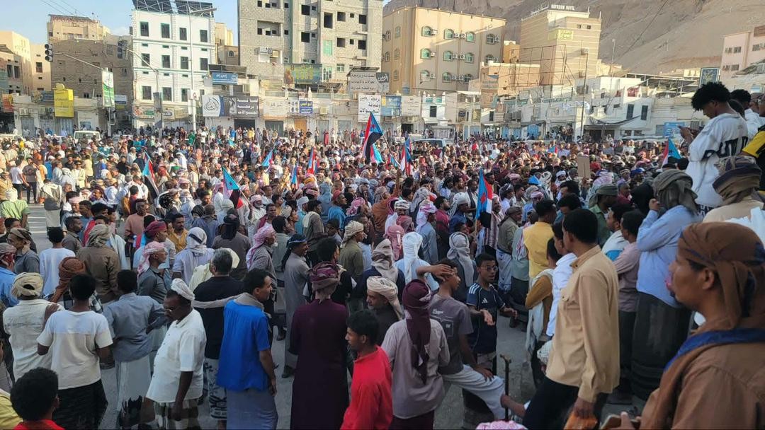 استجابة لدعوة المجلس الانتقالي.. جماهير وادي وصحراء حضرموت تحتشد في سيئون وتؤكد رفض الوصاية السعودية ومناهضة الاحتلال 12 استجابة لدعوة المجلس الانتقالي.. جماهير وادي وصحراء حضرموت تحتشد في سيئون وتؤكد رفض الوصاية السعودية ومناهضة الاحتلال