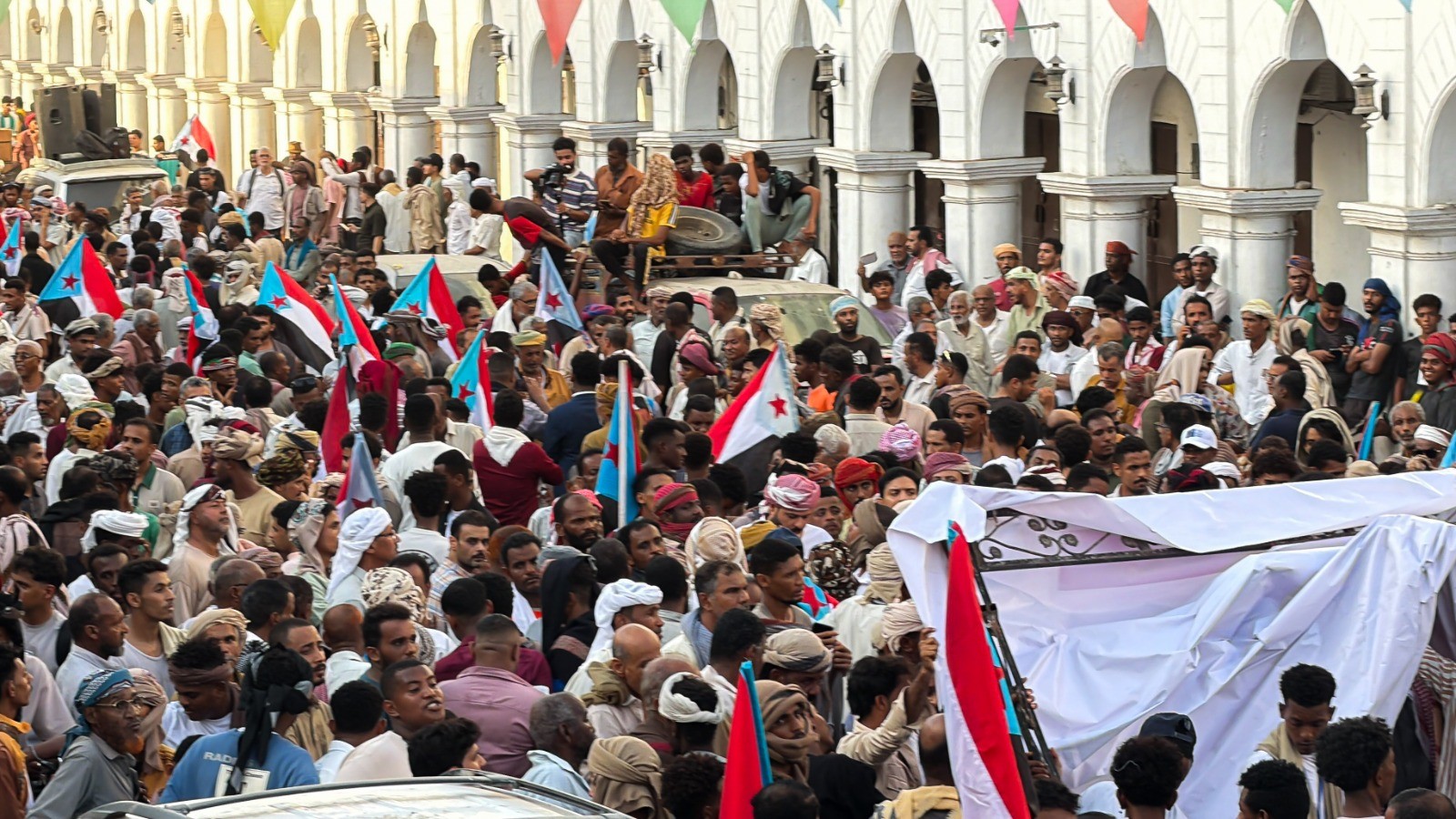استجابة لدعوة المجلس الانتقالي .. ابناء حضرموت يحتشدون في المكلا رفضا للوصاية السعودية ومناهضة الاحتلال 4 استجابة لدعوة المجلس الانتقالي .. ابناء حضرموت يحتشدون في المكلا رفضا للوصاية السعودية ومناهضة الاحتلال