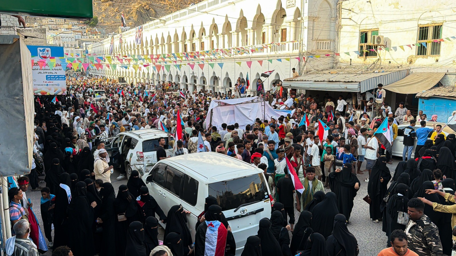 استجابة لدعوة المجلس الانتقالي .. ابناء حضرموت يحتشدون في المكلا رفضا للوصاية السعودية ومناهضة الاحتلال 7 استجابة لدعوة المجلس الانتقالي .. ابناء حضرموت يحتشدون في المكلا رفضا للوصاية السعودية ومناهضة الاحتلال