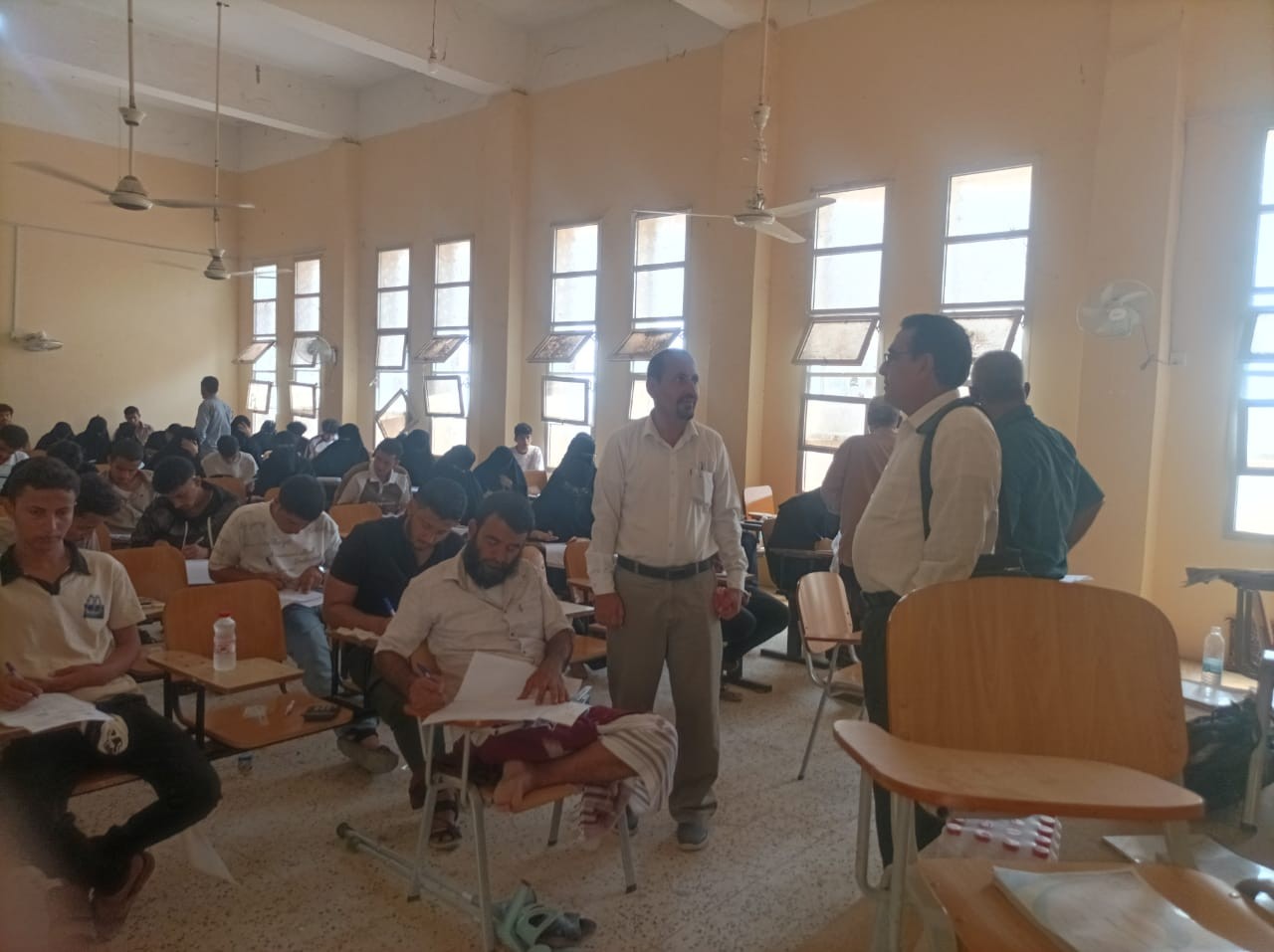 رئيس منسقية جامعة لحج يتفقد سير امتحانات الفصل الثاني بكلية العلوم الإدارية