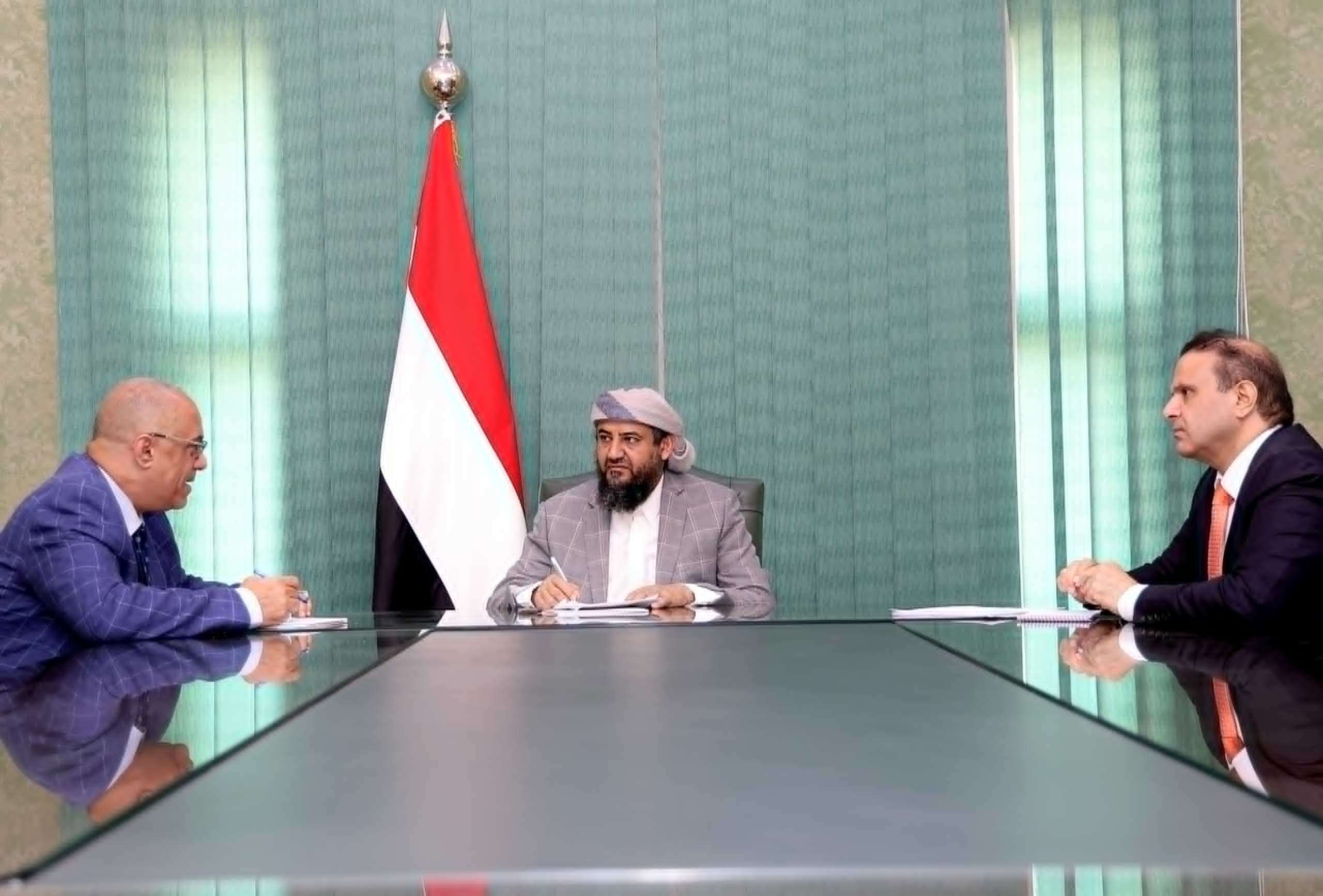 المحرّمي يبحث مع الوزير باذيب استراتيجية تطوير الأداء المؤسسي في قطاعي التخطيط والاتصالات