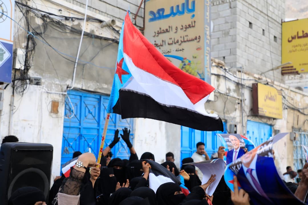 رغم القمع الأمني والانتشار العسكري .. المكلا تشهد تظاهرة جماهيرية حاشدة للتصعيد ضد الوصاية والاحتلال 2 رغم القمع الأمني والانتشار العسكري .. المكلا تشهد تظاهرة جماهيرية حاشدة للتصعيد ضد الوصاية والاحتلال